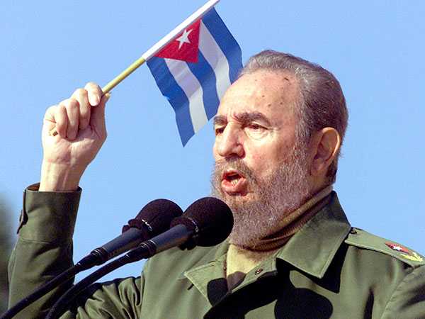 Image shared by the accounts in the network: Fidel Castro waving the Cuban flag